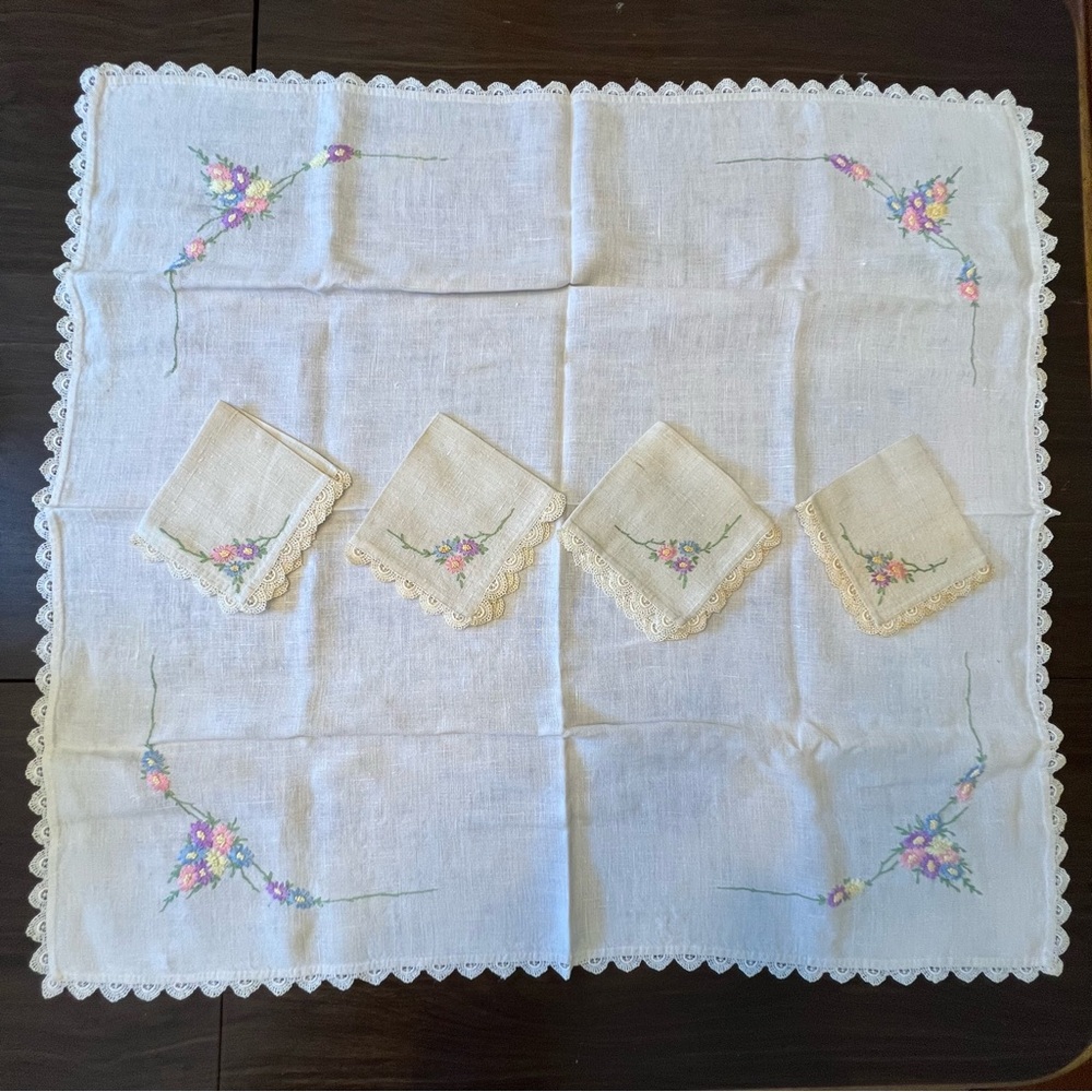 VTG floral handmade embroidered lace trimmed linen table cloth & napkins